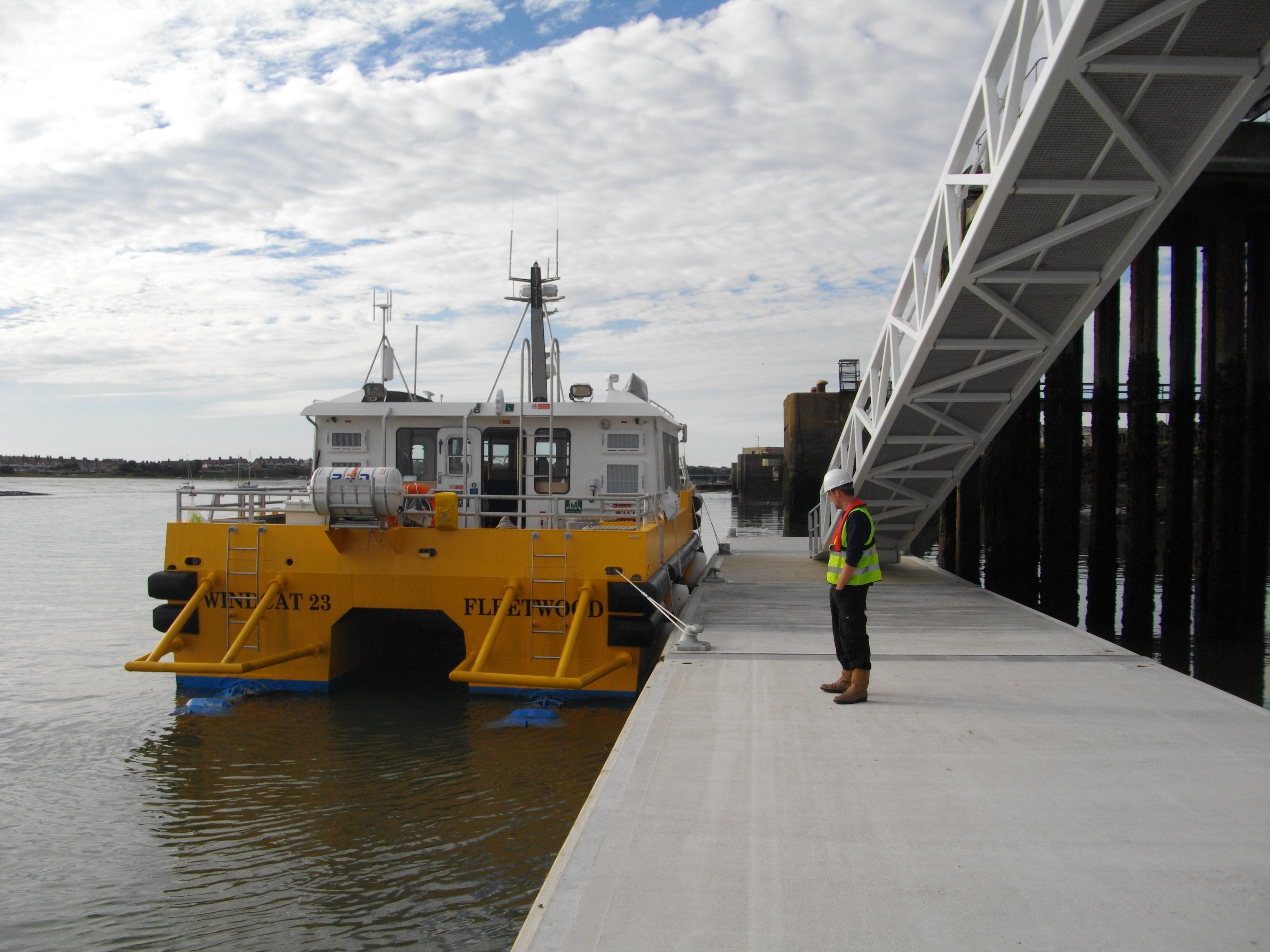 Specially designed floating platforms enable the safe transfer of personnel and improve docking operations.