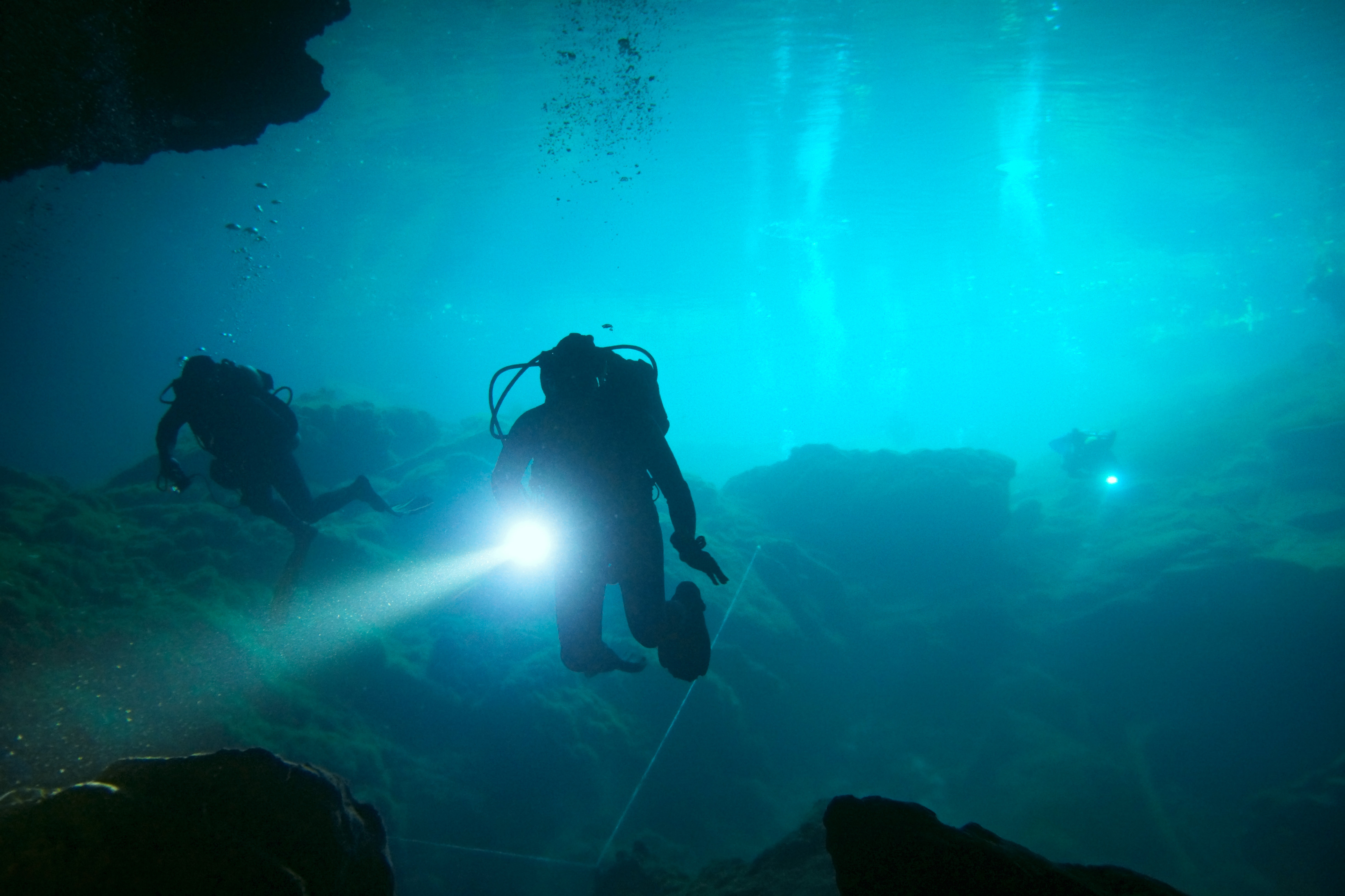 Из воды с глубины 5 м. Мексика Сеноты дайвинг. 2. Кейв-дайвинг. Под водой. Дно океана.