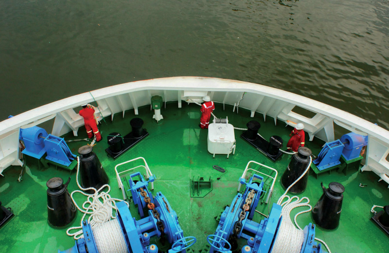Deck equipment on vessel