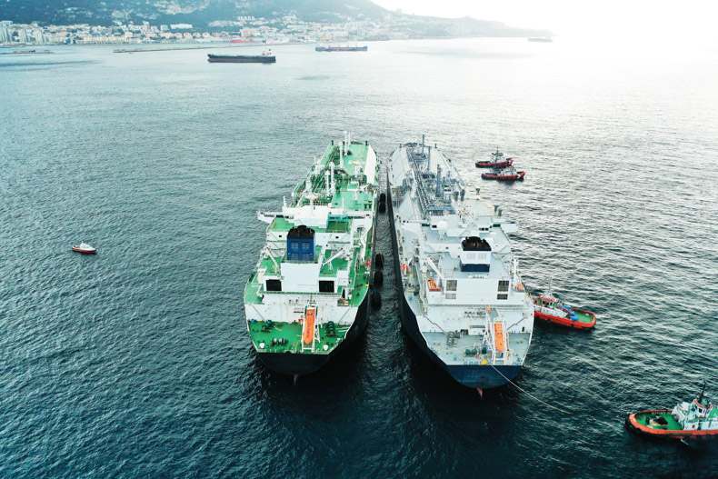 Expert LNG and STS operations ensuring safe, efficient transfers. icon