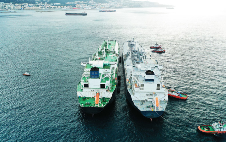 Expert LNG and STS operations ensuring safe, efficient transfers. icon